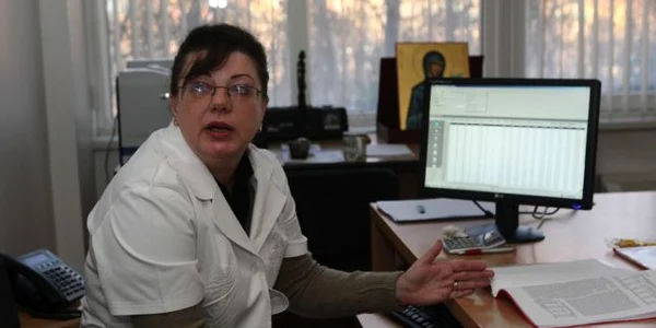 Cristina Vlase, şeful Centrului de Evaluare Medicală, studiază rezultatele obţinute