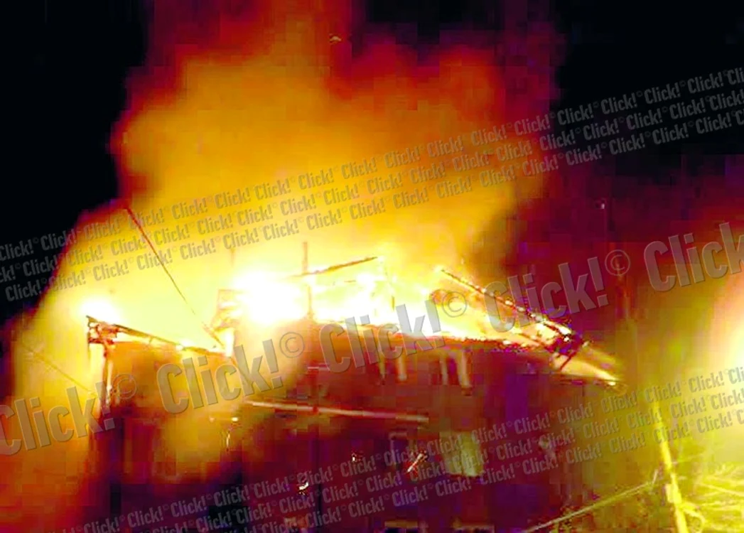 
    Poliţiștii cred că Mândrilă a incendiat blocul din localitatea Broșteni (Fotografii: Sandrinio Neagu)  