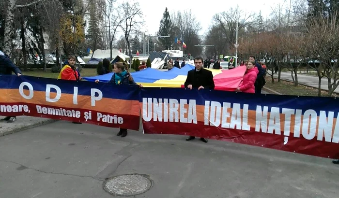 protest la parlament tricolorul impotriva declaratiilor lui dodon