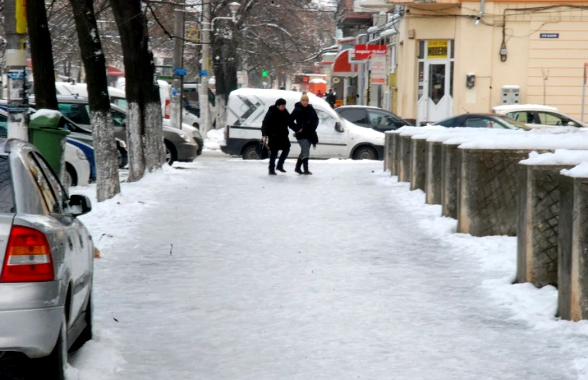 Mersul pe trotuare îngheţate este o adevărată aventură care se poate solda cu căzături şi chiar fracturi