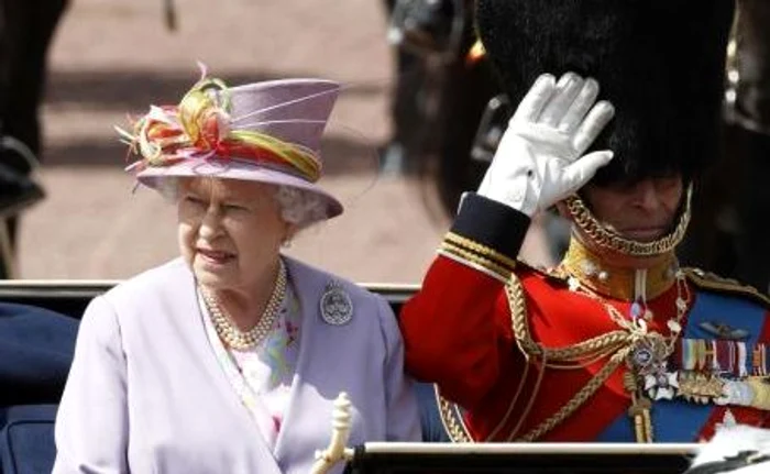 Regina Elisabeta a II-a şi Prinţul Philip pleacă de la Buckingham Palace
