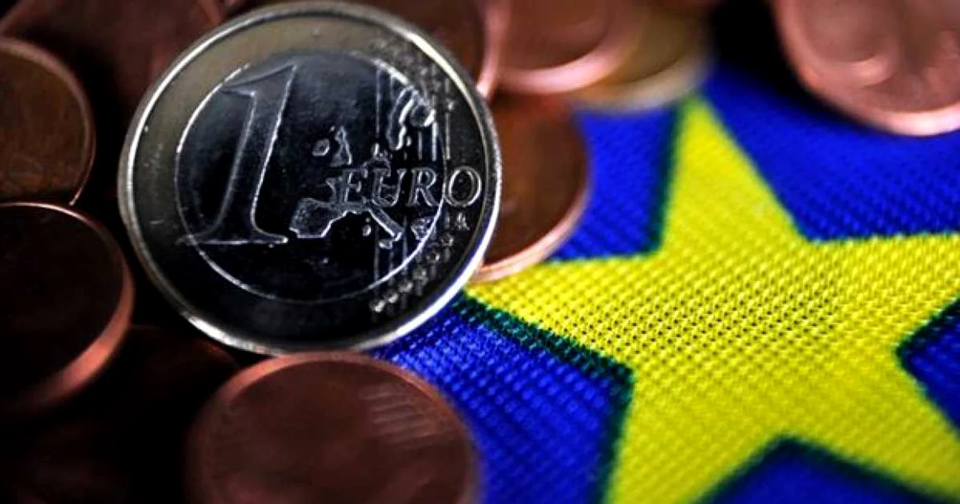 foto monedă de 1 euro și steluță de pe drapelul UE