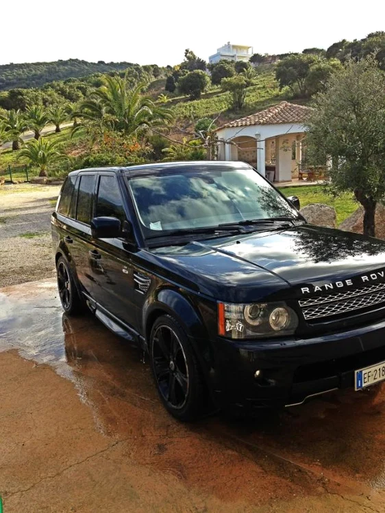 Fotbalistul are si un Range Rover cu numere de Italia