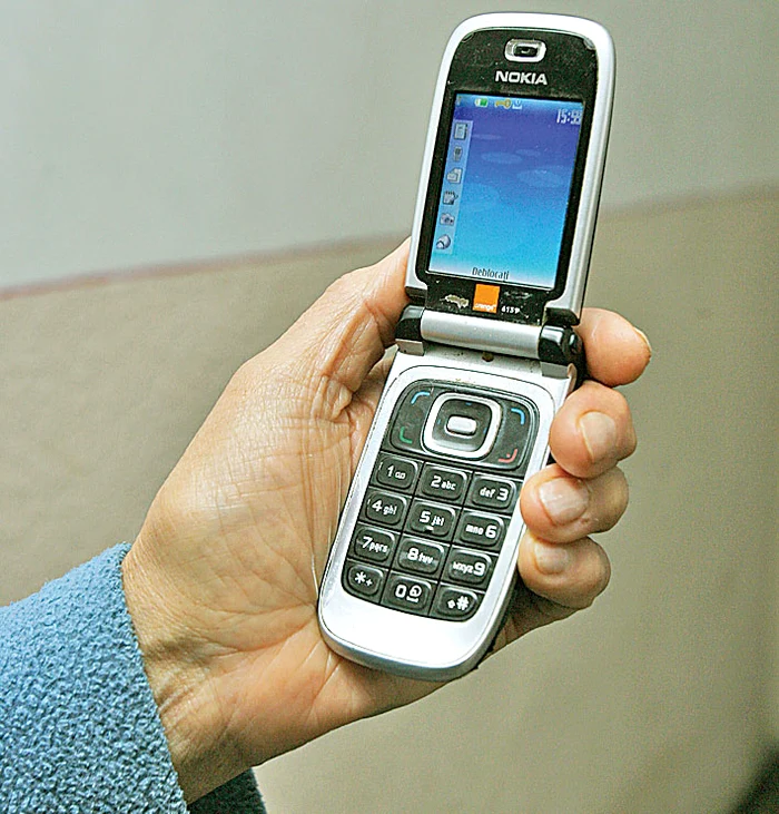 
    Şi-a ascuns telefonul în fund  