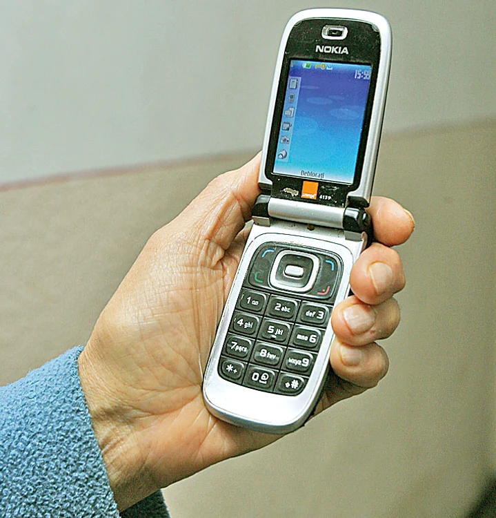 
    Şi-a ascuns telefonul în fund  