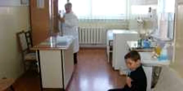 Elev la cabinetul medical pentru consultaţie