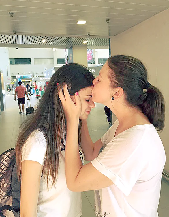 Rita și Rebeca au oferit o scenă emoționantă, vineri, pe aeroport