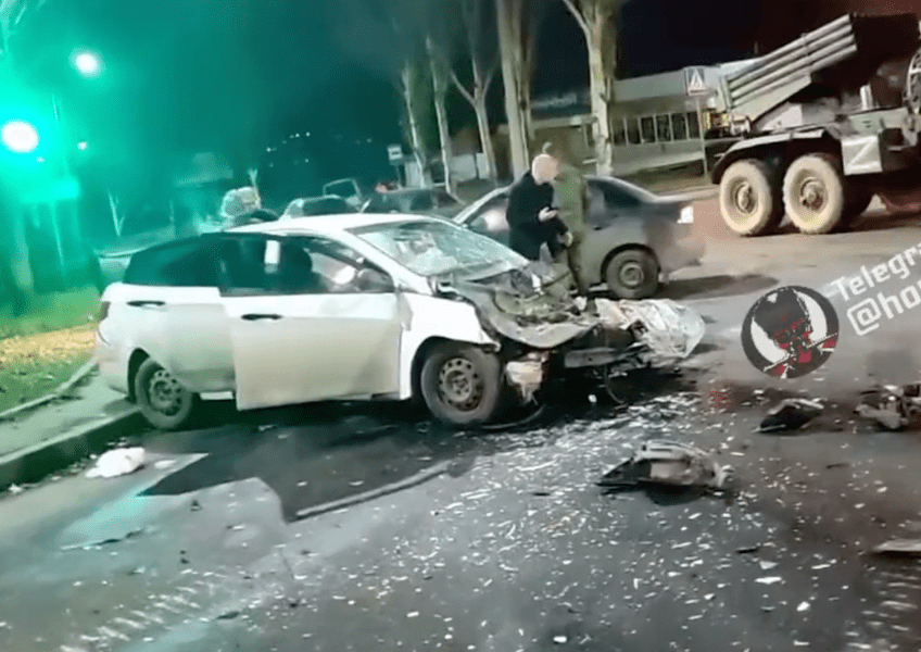 Coliziune bizară între un taxi și un tanc rusesc, pe străzile din Donețk. „Erau toți beți” VIDEO