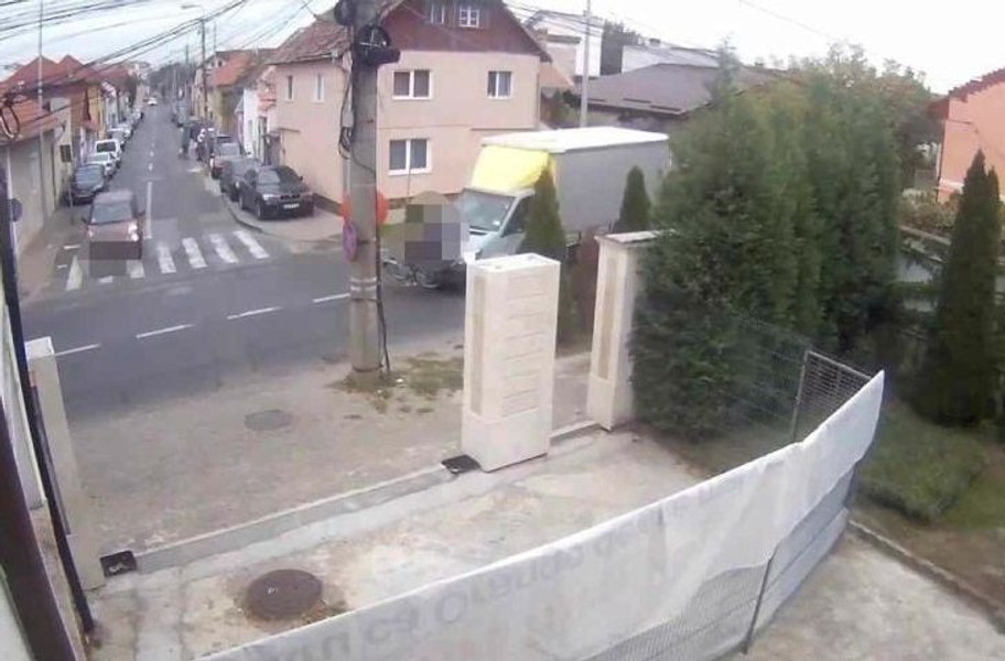 Biciclist lovit în plin de o autoutilitară. Momentul impactului a fost filmat VIDEO