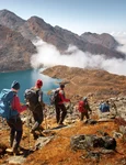 Grup de drumeti langa lac JPG