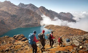 Grup de drumeti langa lac JPG