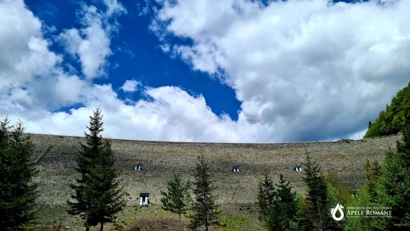 Barajul Rîuşor, construcţia pusă în anii 70-80 în calea apelor, întregeşte, împreună cu lacul de acumulare frumuseţea zonei turistice