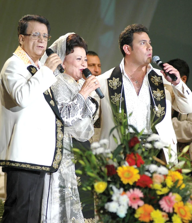 
    Maria Ciobanu, alături de Ion Dolănescu și fiul lor, Ionuț, la un concert pe care l-au susținut, în anul 2006, în București. Artiștii au trecut peste toate resentimentele și au urcat pe aceeași scenă  