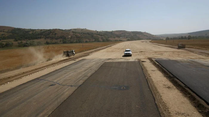 Primul asfalt pe autostradă. Foto Sorin Sabău