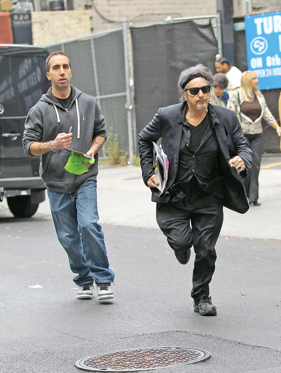 Fanul realizează dezamăgit că nu are nici o şansă să îl mai ajungă din urmă pe actorul care a prins viteză în mai puţin de 5 m