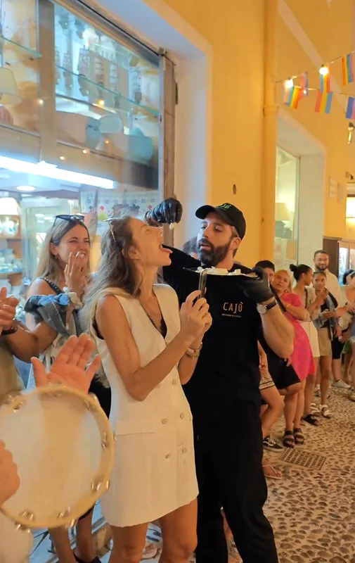 Spectacolul care atrage turiștii la pizzeria din Anghero