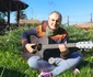 Revine cu noi piese, compuse cât a stat departe de casă