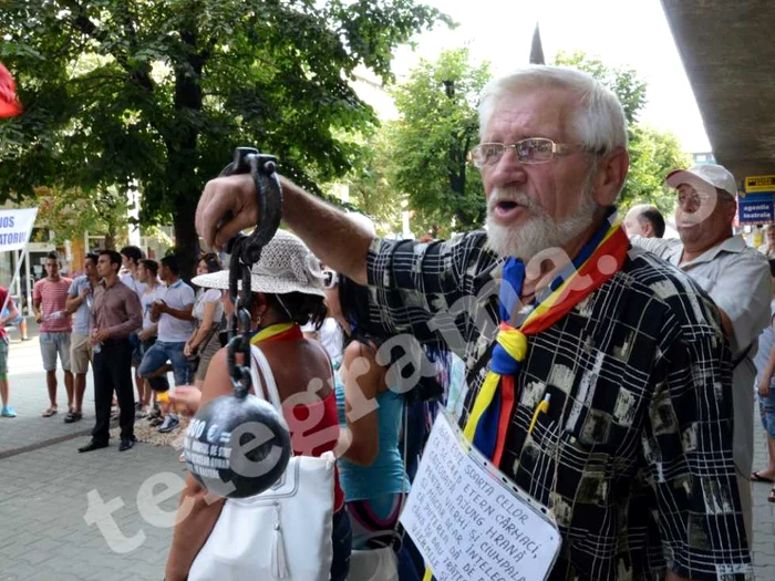 Peste 100 de ploieşteni au ieşit vineri în stradă