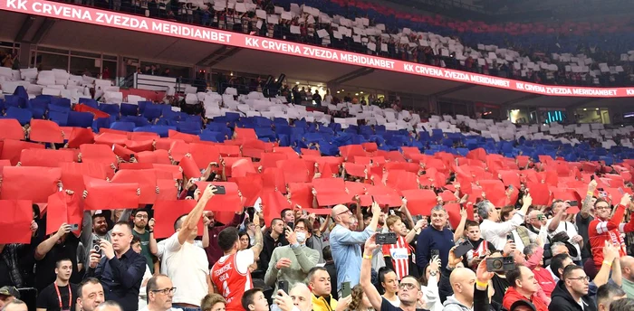 Fanii sârbi și-au exprimat susținerea pentru Rusia în arena din Belgrad. Foto Facebook