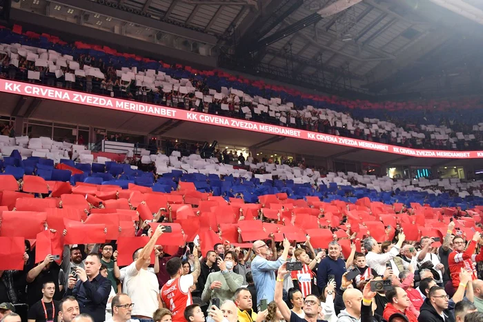 Steagurile Serbiei și Rusiei, înfrățite pe arena din Belgrad. Foto Facebook  