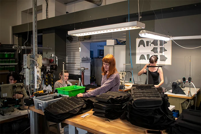 Femeile din Ucraina nu şi-au părăsit ţara şi dau o mână de ajutor. Foto: EPA-EFE