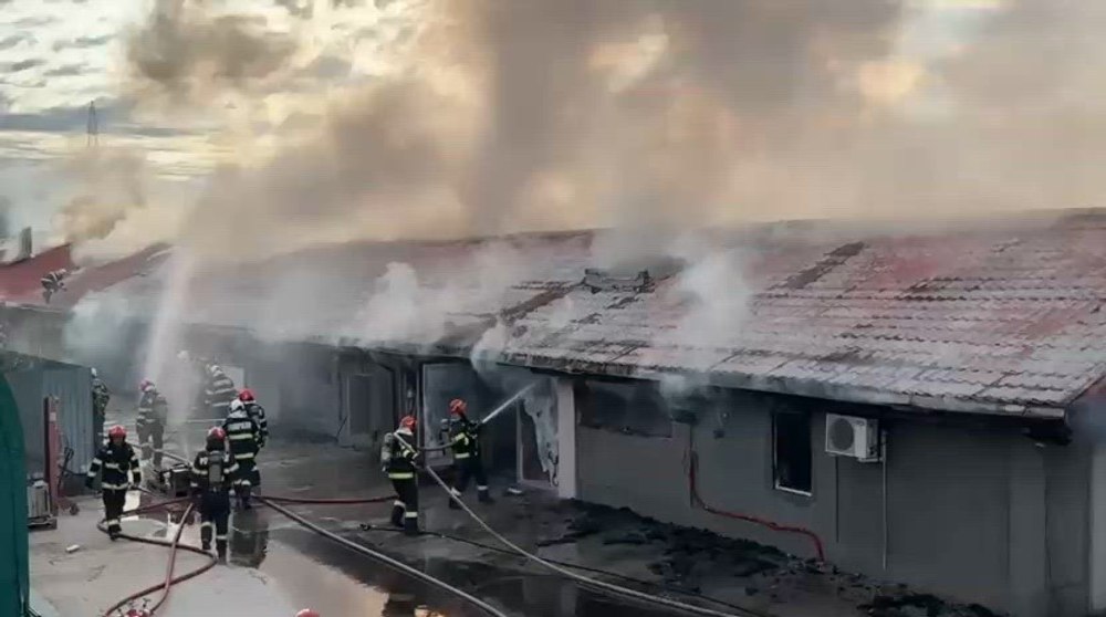 Incendiu de proporții la Buftea. Flăcările au izbucnit la niște hale pentru depozitarea plasticului