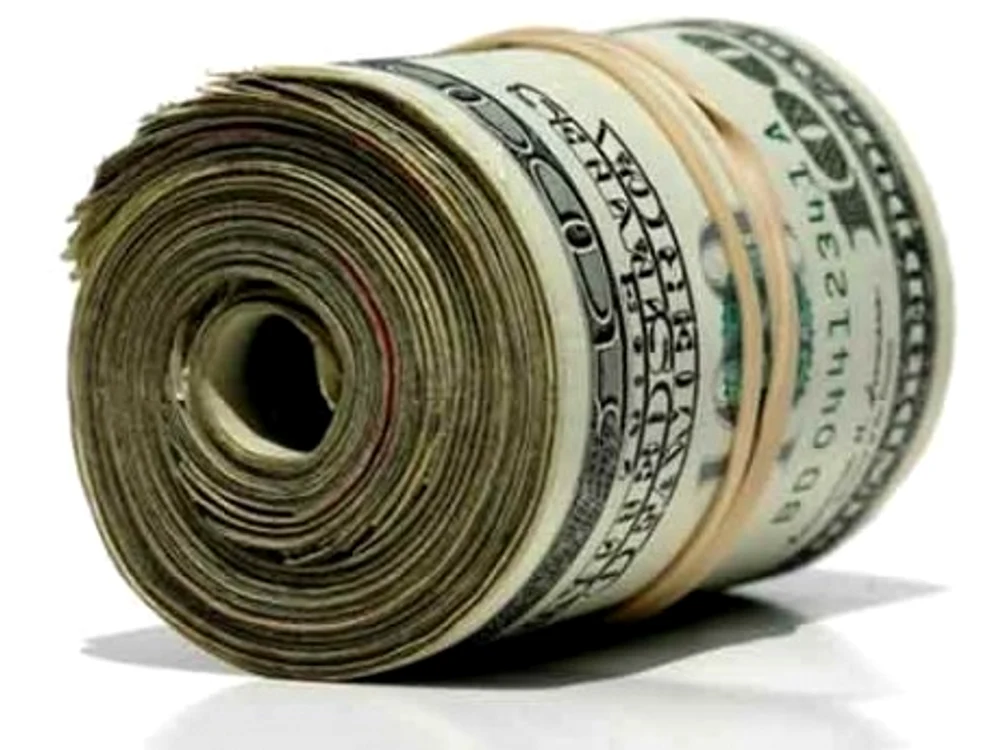 A găsit 5.000 de dolari în cutia cu aripioare de pui