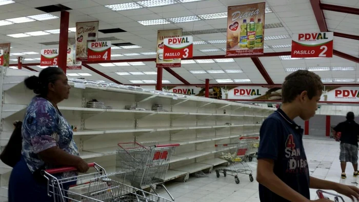 Rafturile magazinelor sunt goale, iar magazinele sunt acuzate că nu scot produsele la vânzare pentru a alimenta panica. FOTO via forbes.com