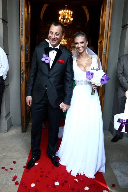 Fosta actriță de telenovele i-a amețit pe nuntași cu sânii ei naturali. Ea s-a măritat cu Ovidiu Pop pe 21 iulie 2012