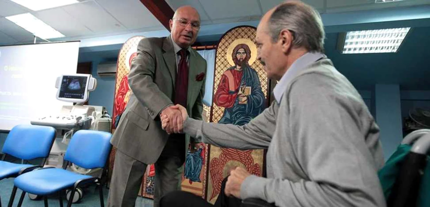 Medicul Mihai Lucan şi artistul Victor Socaciu la conferinţa de presă de după transplant FOTO Adevărul