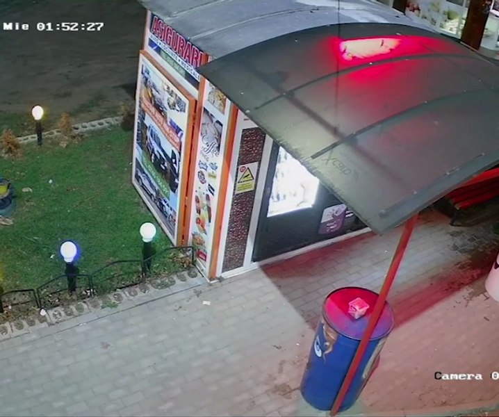 Săteni exasperați de golani. Tineri fără ocupație umblă razna și distrug bunurile publice VIDEO