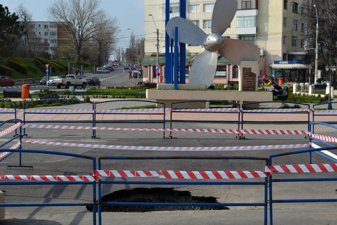 Surparea de pe Faleză începe să devină "tradiţională" în ciuda bănetului investit în zonă. Foto: Marius Mototolea