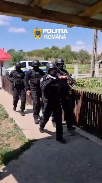 Primele imagini cu tinerii care au atacat cu topoare și pietre o ambulanță în Cluj. Cei trei au fost săltați de polițiști și reținuți