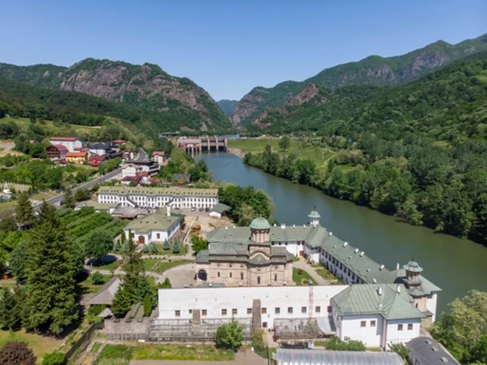 Mănăstire Cozia FOTO Shutterstock