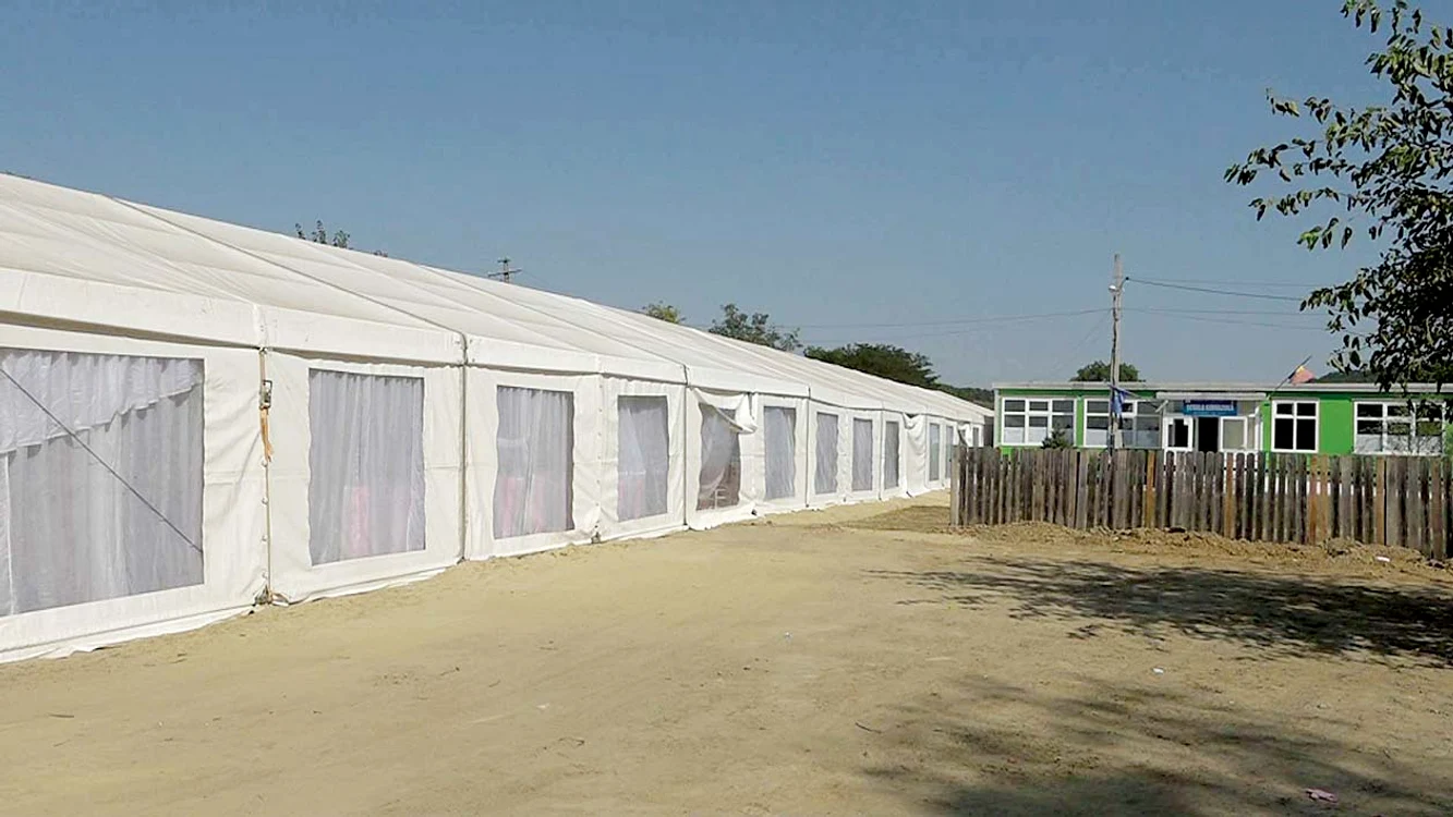 Primarul Maricel Gâfu a chefuit cu nuntaşii în cortul din curtea şcolii