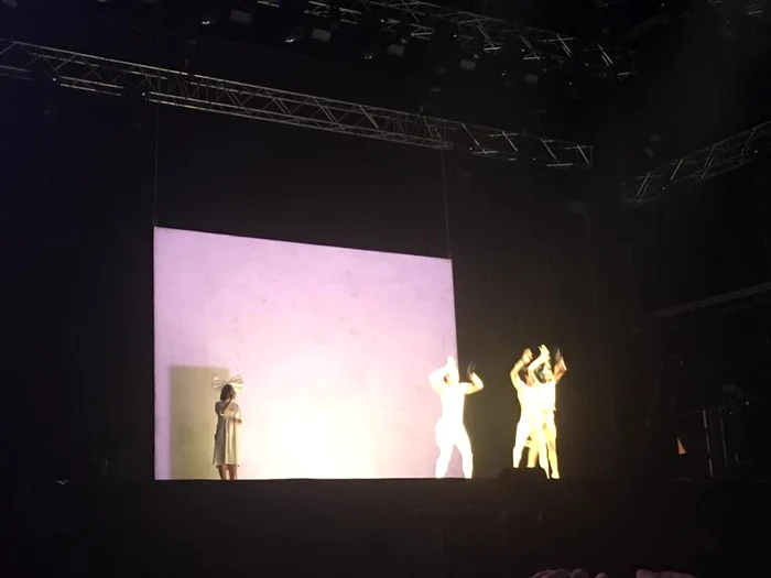 Sia nu și-a lăsat peruca acasă