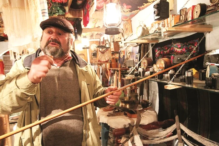Ion Adomniţei vă poate spune povestea fiecărei piese din muzeul „Ion Budulai“ Foto: Tudor Iovu