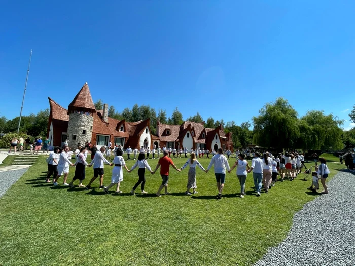 Cursanţii au dansat hore şi sârbe din sudul Moldovei, spre încântarea celor prezenţi la Castelul de Lut FOTO Dans Popular Galaţi