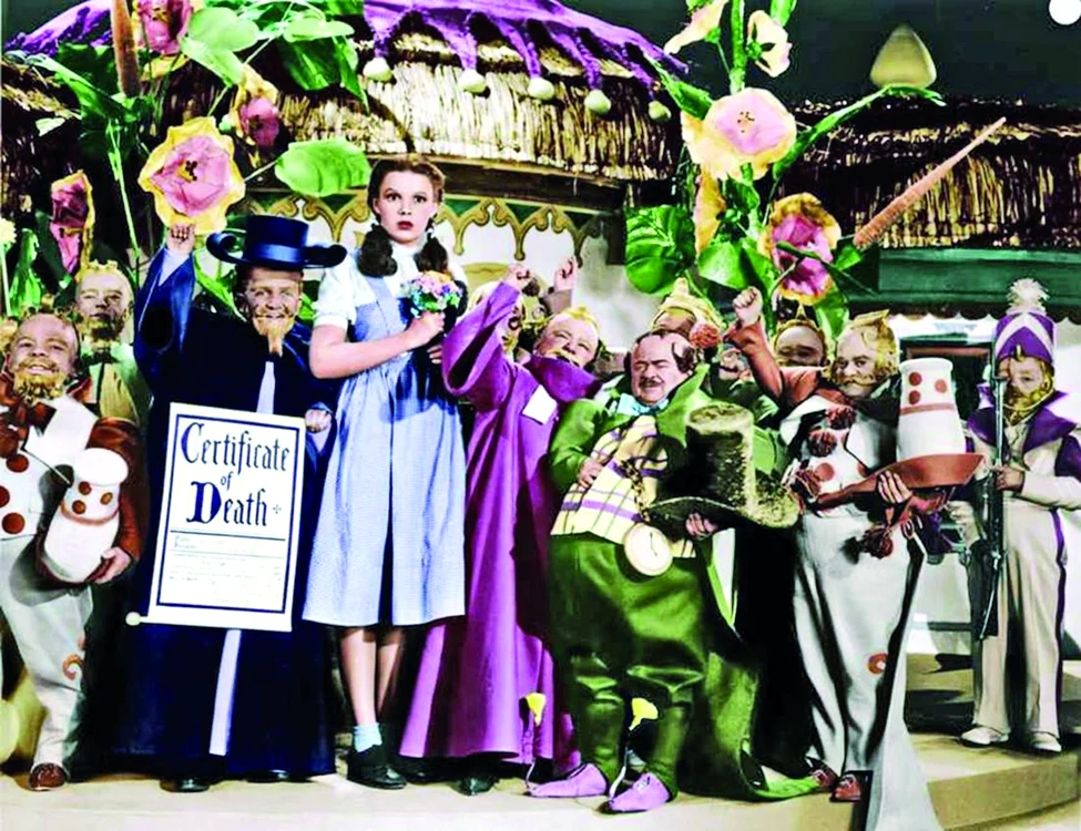 Dorothy Gale (Judy Garland), a fost martoră a unor
comportamente deplasate ale piticilor din distribuţie