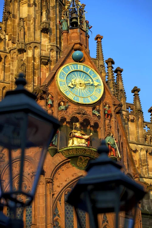 Ceas pe faţada „Frauenkirche”, biserică în stil gotic din Nürnberg (Germania)