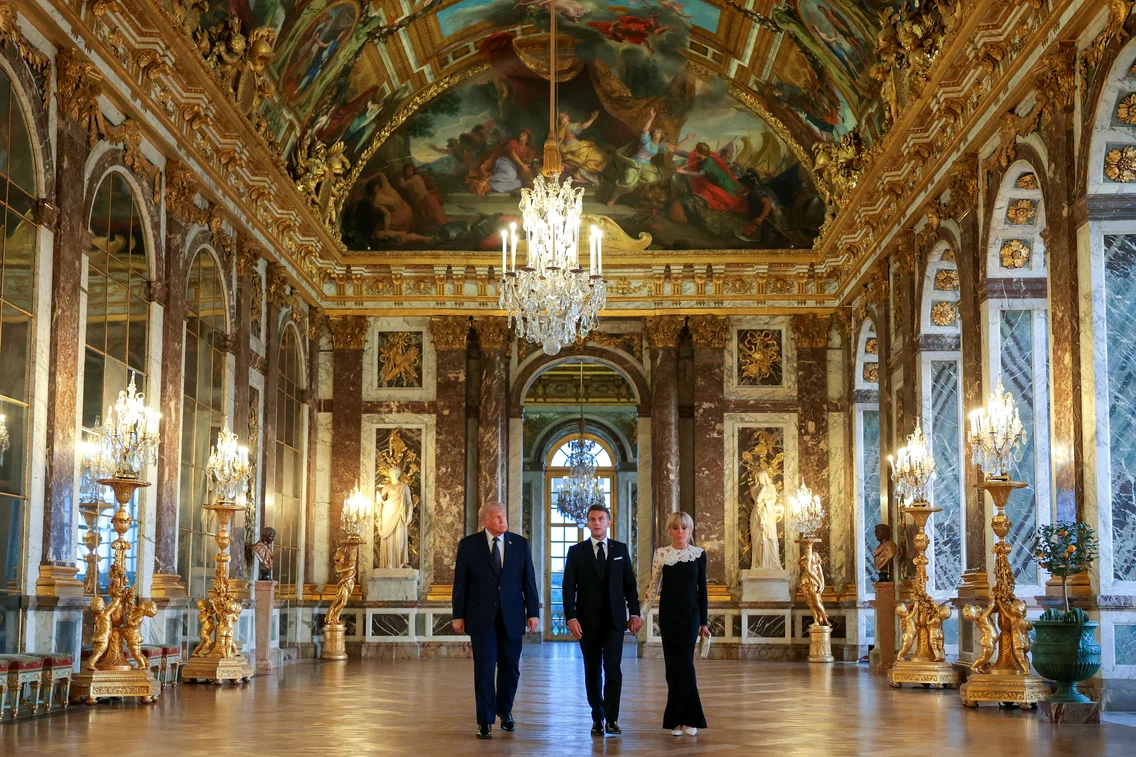Donald Trump și soții Macron la Versailles FOTO AFP