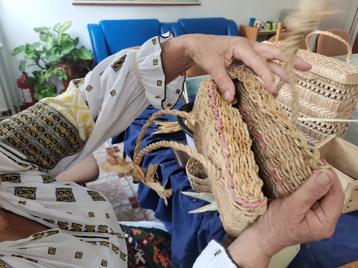 Firul folosit pentru împletituri este mai întâi răsucit FOTO: Alina Mitran