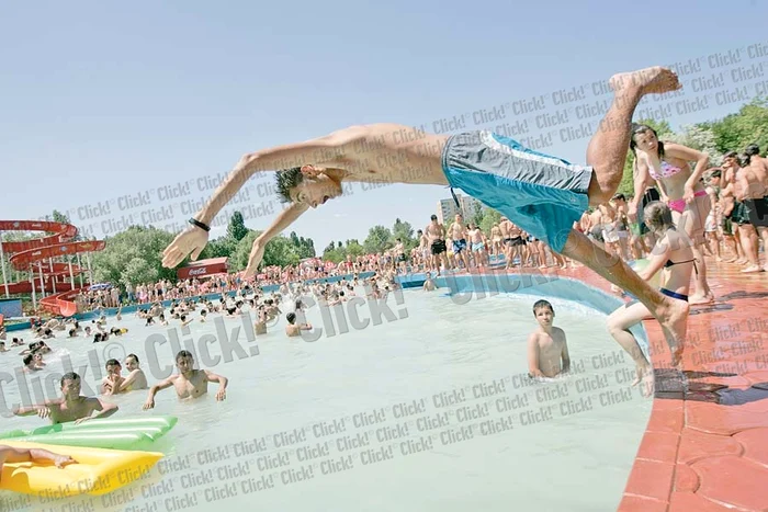 
    Bucureştenii sunt aşteptaţi  la primul scăldat pe anul acesta  