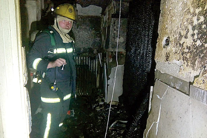 Pompierii au ajuns repede la faţa locului, dar apartamentul a ars complet