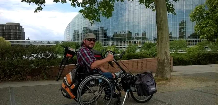 Vasile Stoica, 45 de ani, în faţa Parlamentului European FOTO Arhivă personală