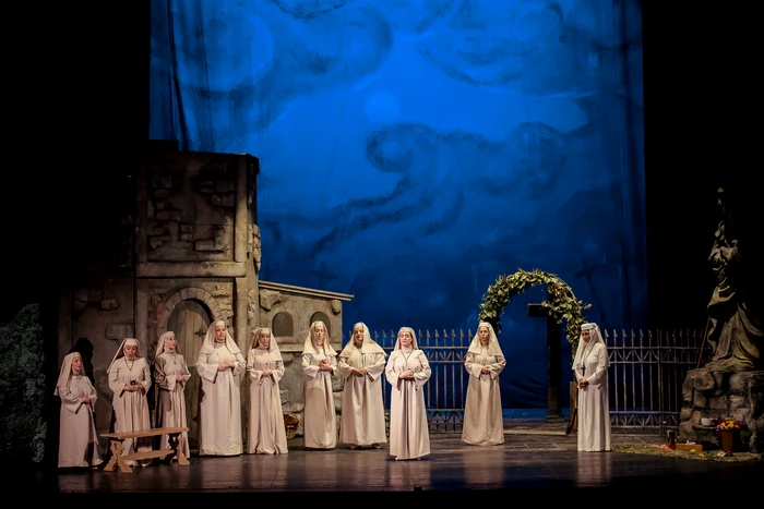 Scenă de ansamblu. Foto Andrei Grigore / Opera Națională București