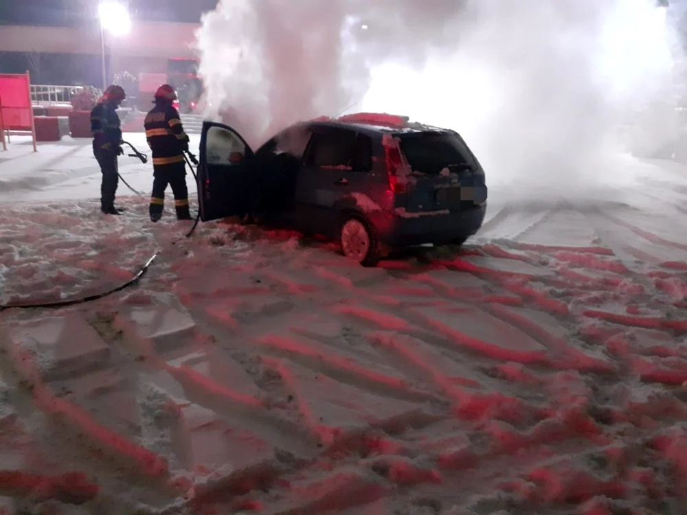 Autoturismul a suferit avarii în habitaclu şi la compartimentul motor FOTo ISU Neamţ