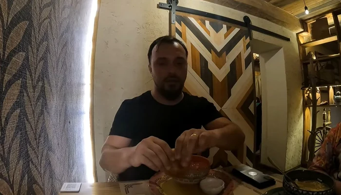 Cosmin Bucur a servit tochitură bucovineană în Ucraina. FOTO: Captură video