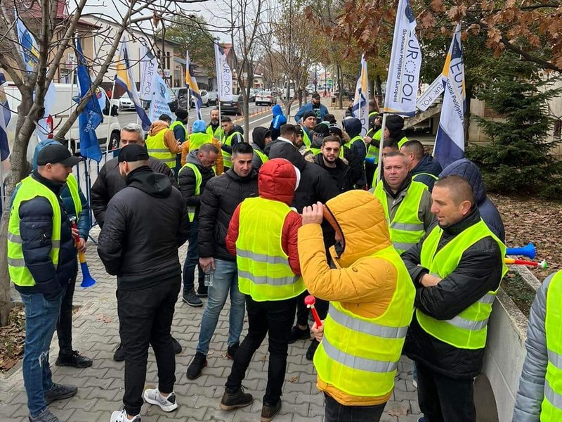 Continuă protestul polițiștilor din Giurgiu. Sunt nemulțumiți de schimbarea programului de lucru  VIDEO