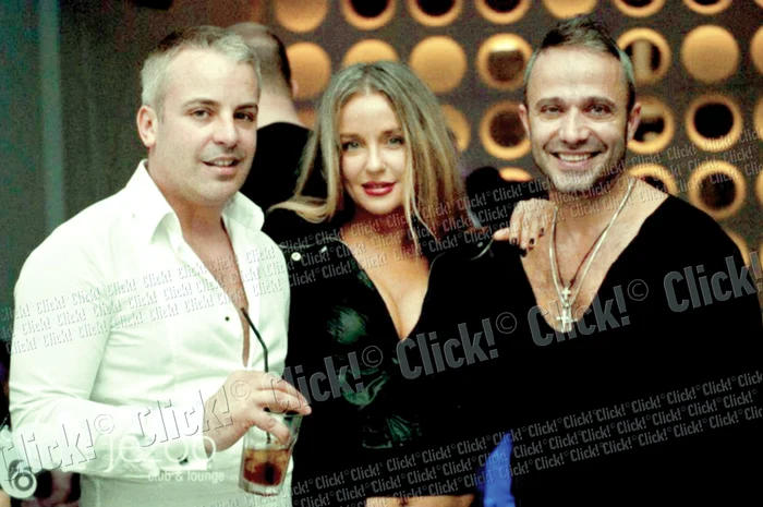 Iubita fotbalistului, alături de amici la barul Jezoo